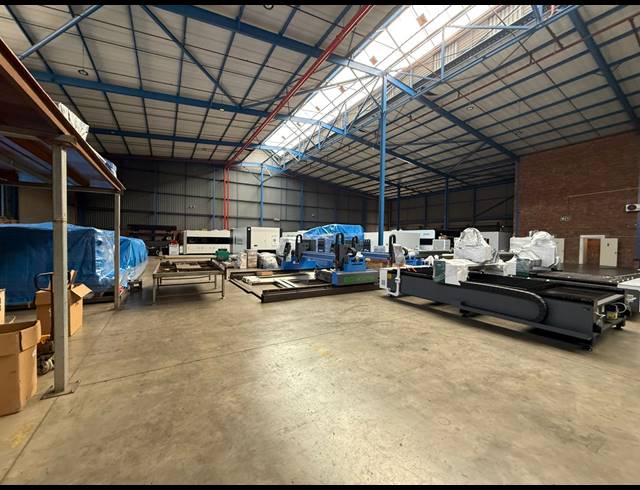 2,169M² WAREHOUSE TO LET IN SPARTAN